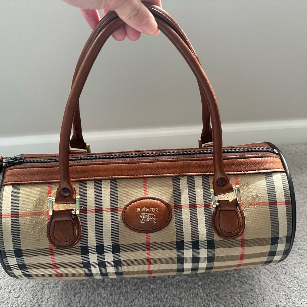 Vintage Burberry 90s
Cylinder Shoulder/hand Bag